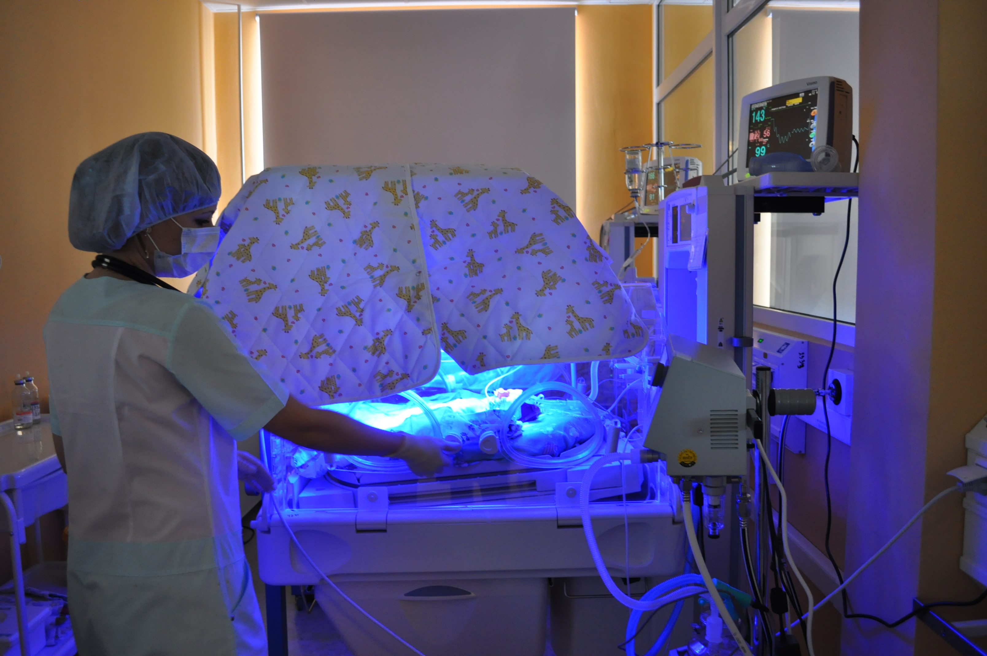 Мигранта огорчил визит школьницы к врачам