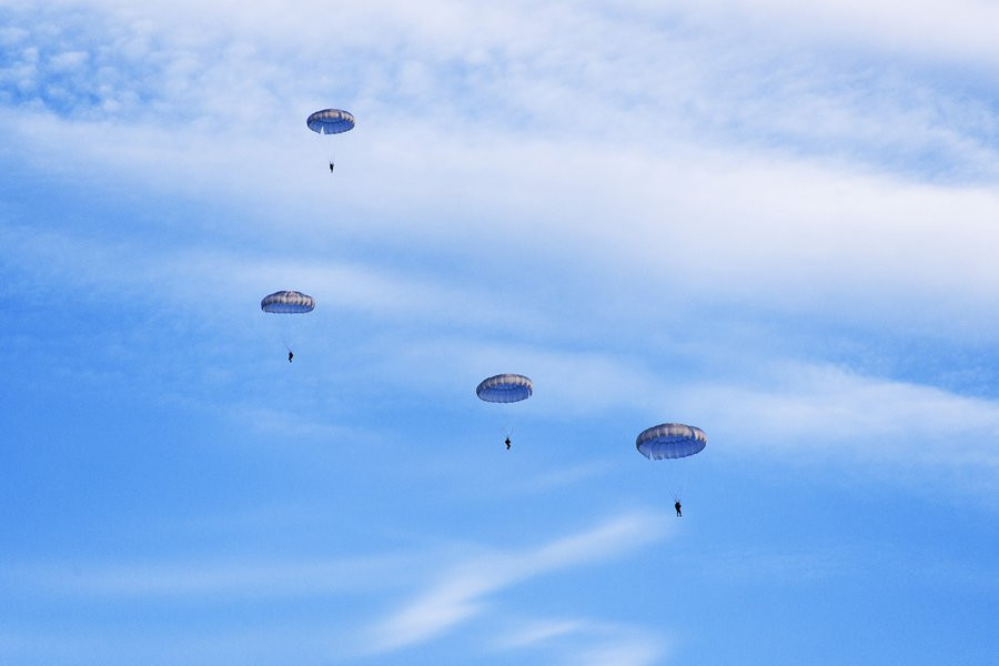 Россия отмечает один из самых любимых праздников — день ВДВ