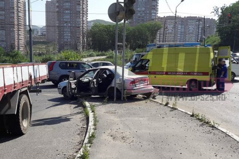 «Скорая» увезла водителей с места серьезной аварии