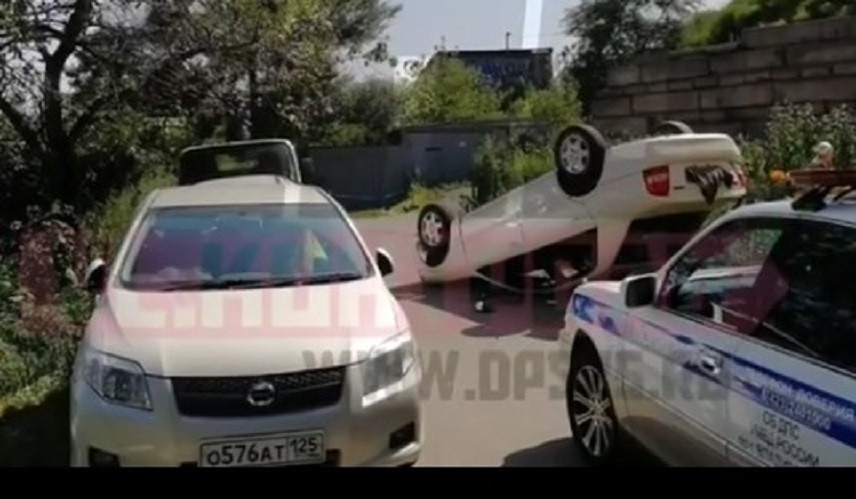 Впечатляющие трюки показал водитель во дворе