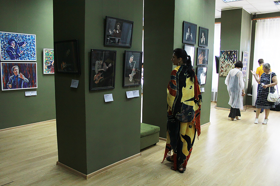 «Миры Елены Захцер» можно увидеть во Владивостоке