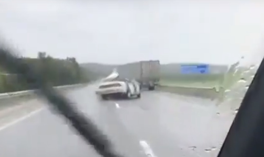 Видео: легковушку размотало на трассе в Приморье