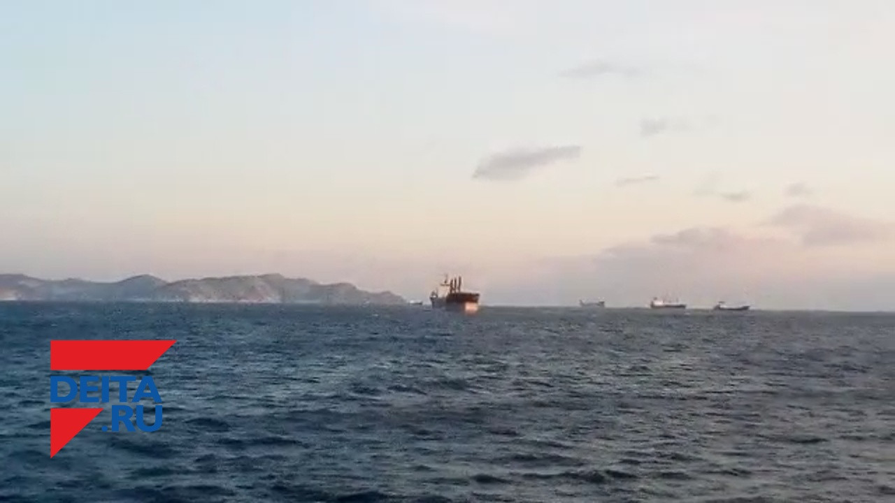 В Японском море горит судно