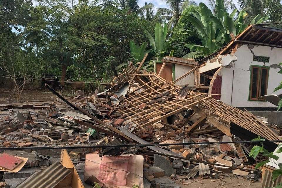 Землетрясение потрясло Индонезию: много погибших