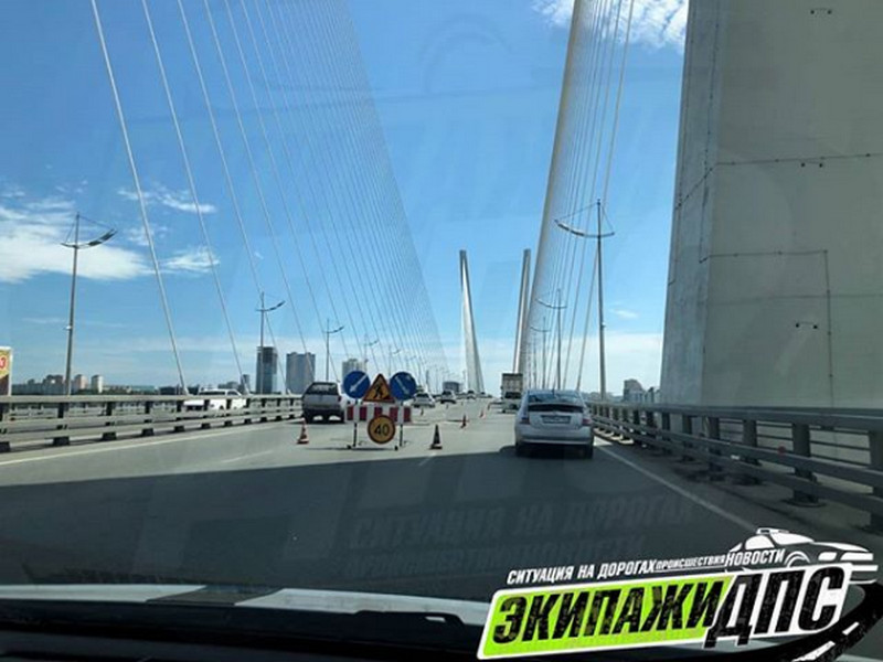 На Золотом мосту дорожники перекрыли полосу