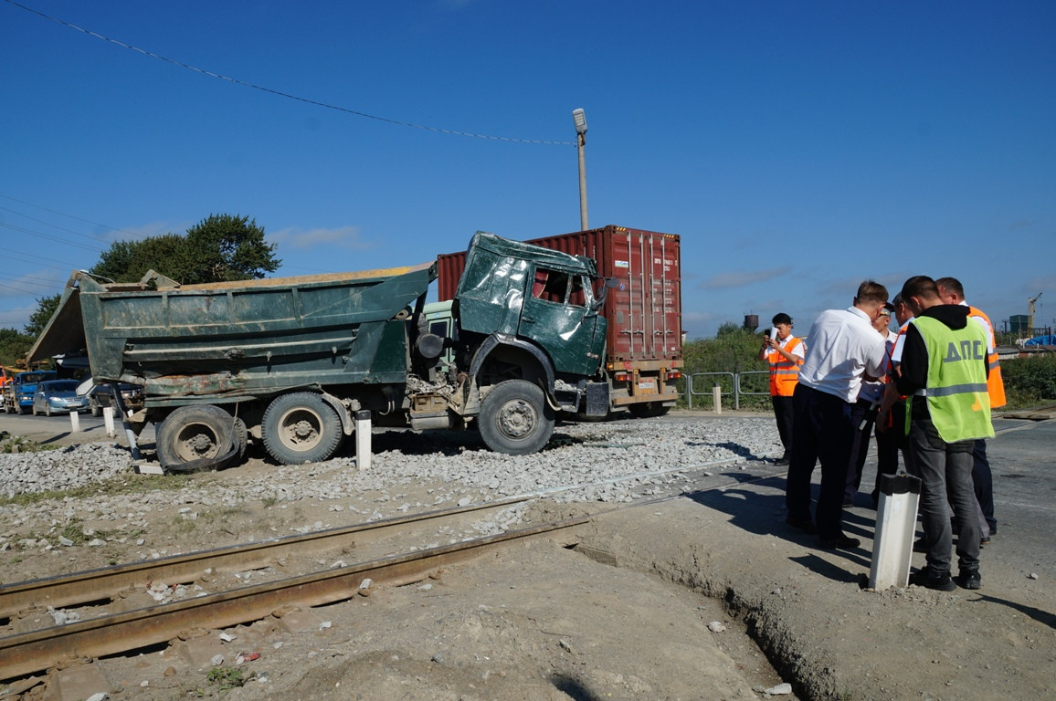 Грузовик подлез под поезд на ж/д переезде