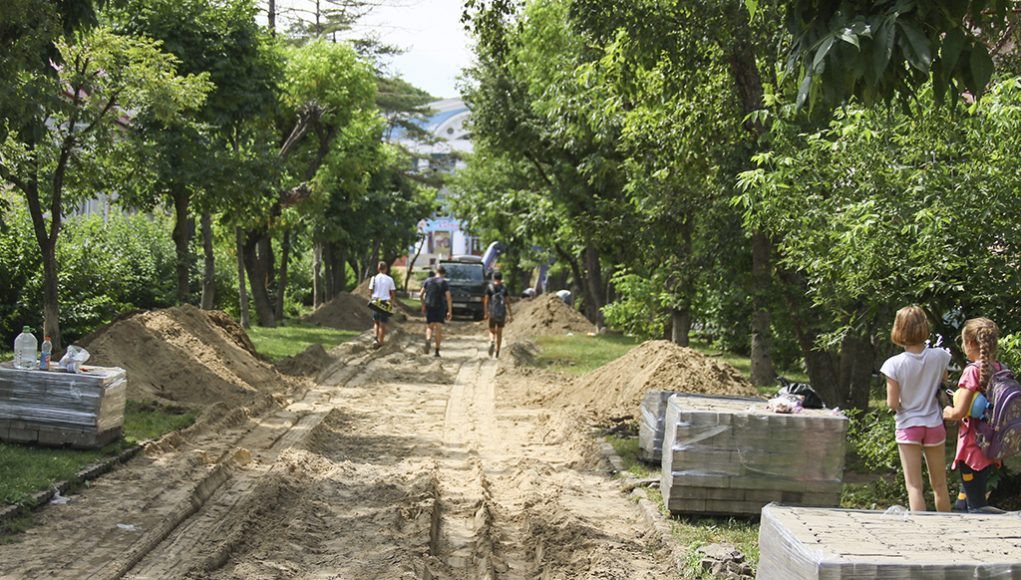 Впервые за 18 лет в Находке ремонтируют одну из главных аллей