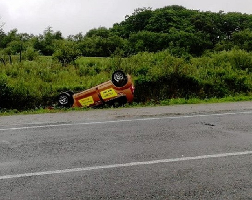 Такси улетело с дороги и перевернулось на приморской трассе