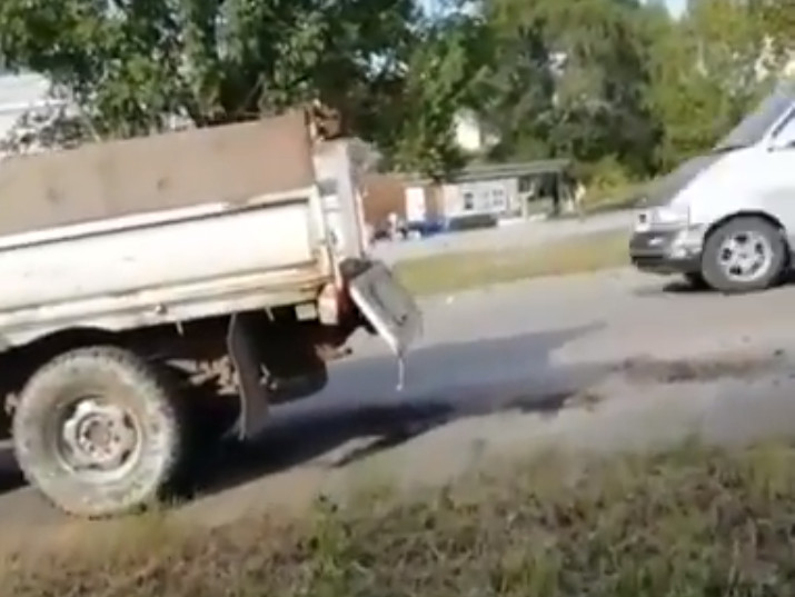 Необычный способ заделывать ямы возмутил мужчину