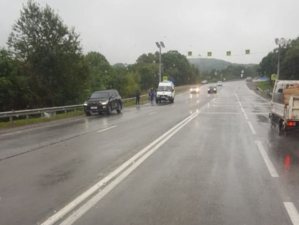 Пешеход оказался под колесами авто на трассе в Приморье