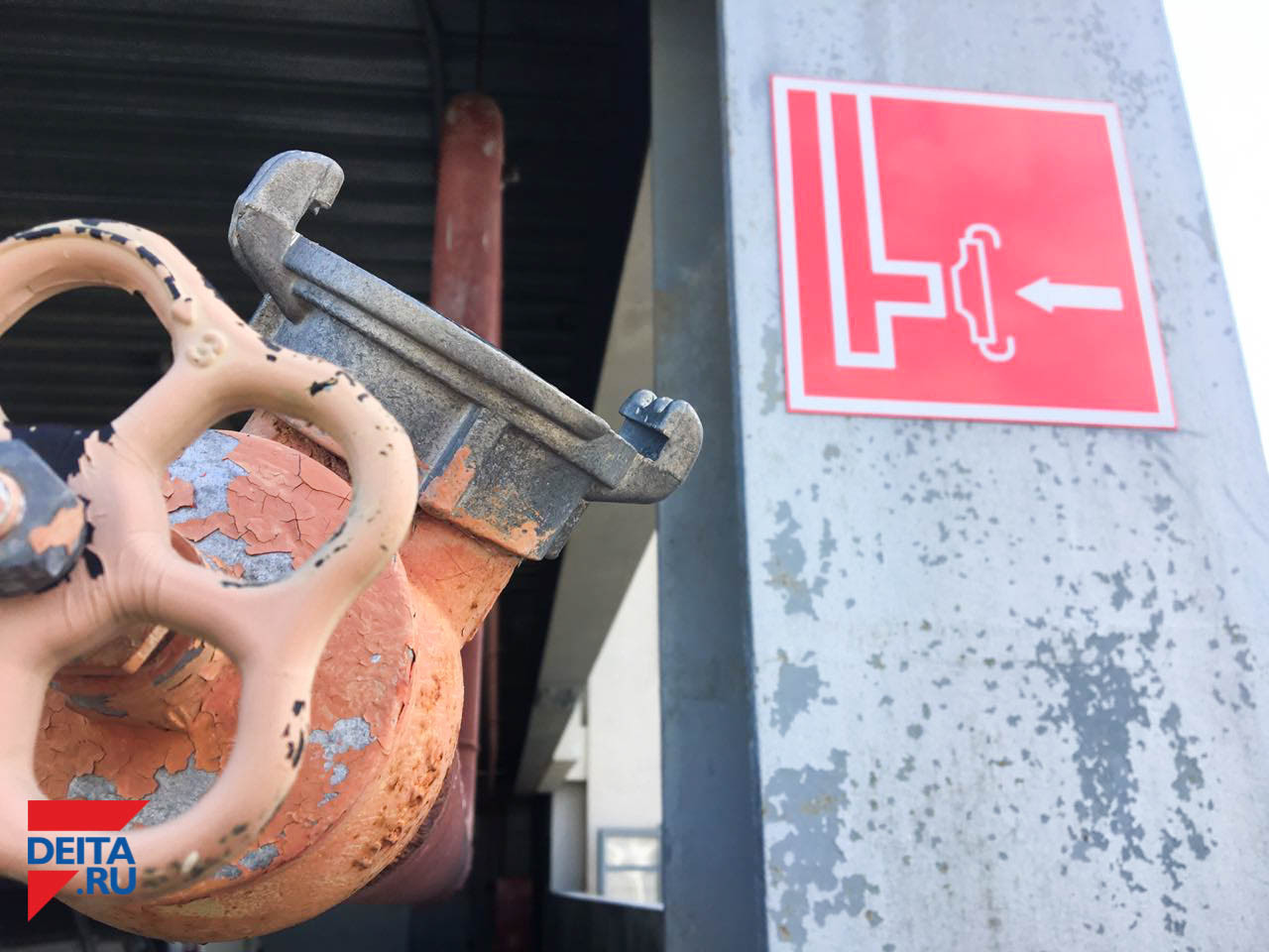 Пожарные спасли 14 человек из горящего дома в Приморье