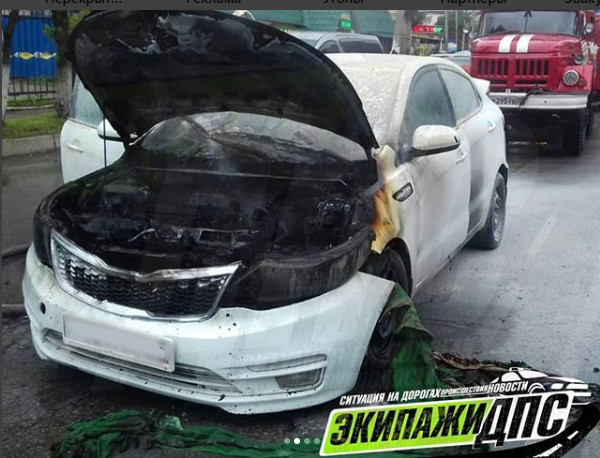 Легковушка вспыхнула возле жилого дома