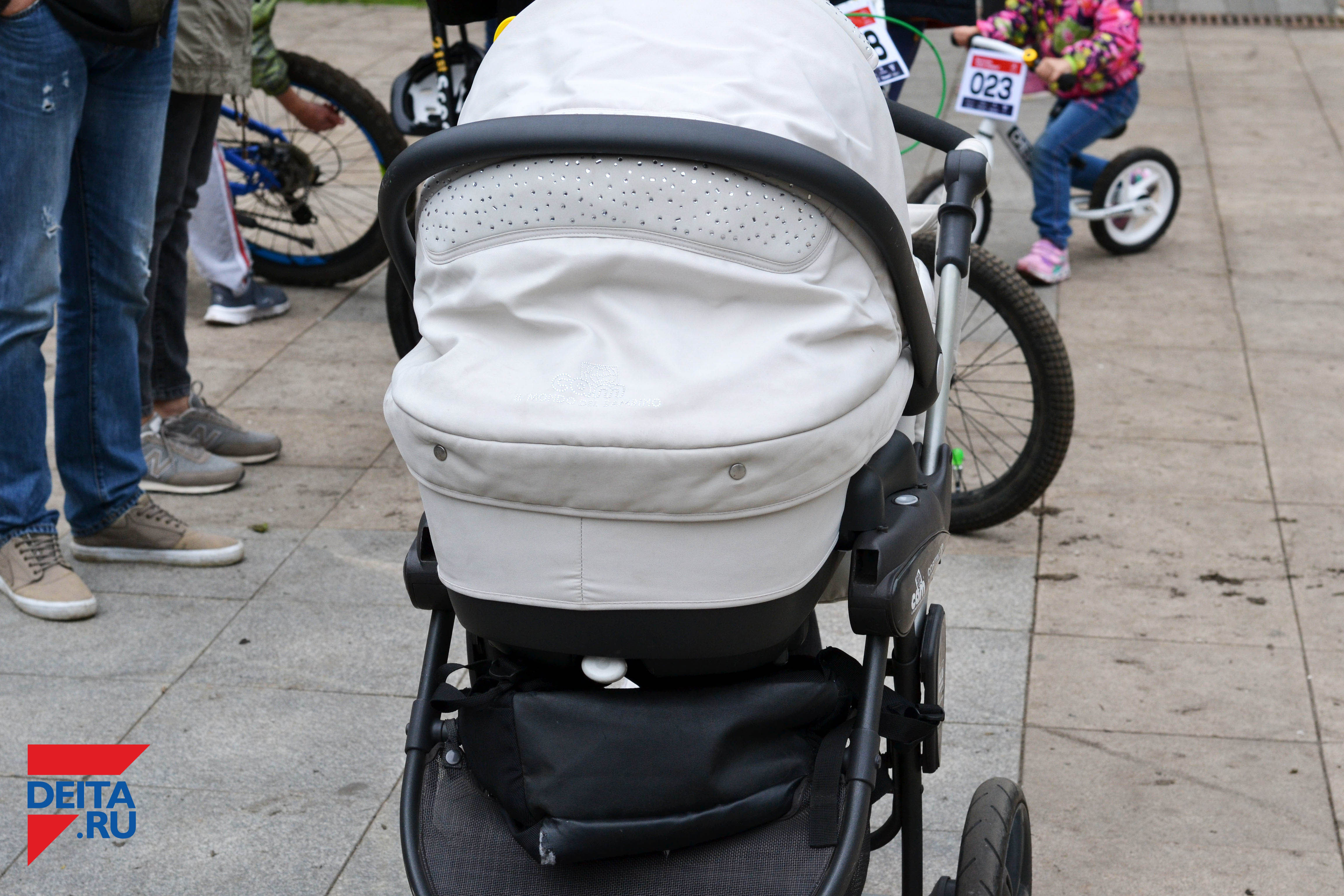 «Сюрприз» прилетел на мужчину, гуляющего с ребенком в коляске