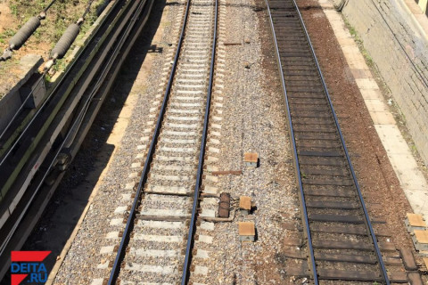 Видео: микроавтобус повис над ж/д переездом