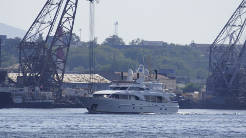 Переполох из-за шикарной яхты произошел в Приморье