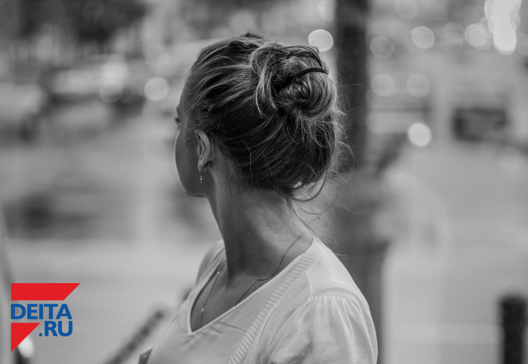 Перебегающие дорогу девушки показали водителю это