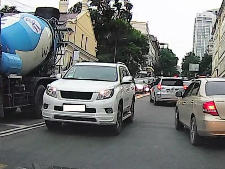 Молодой рулевой джипа возомнил себя выше других