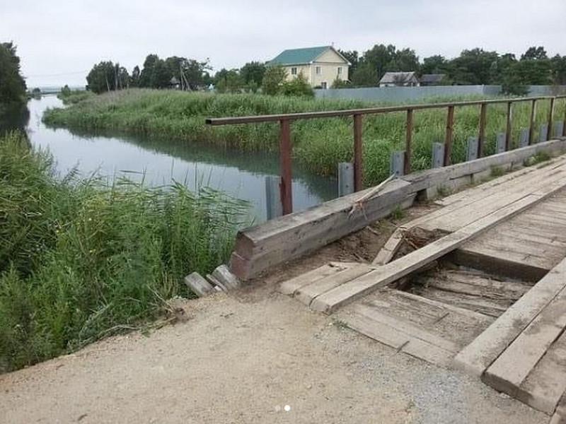 Тяжелый грейдер уничтожил мост в приморском городе
