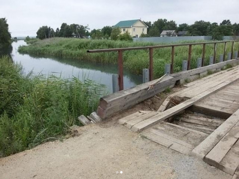 Тяжелый грейдер уничтожил мост в приморском городе