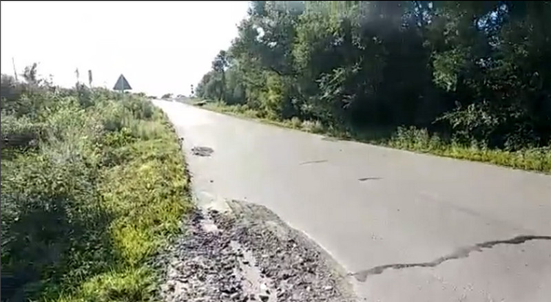 «По пояс можно уйти»: глубокая яма на дороге пугает приморцев