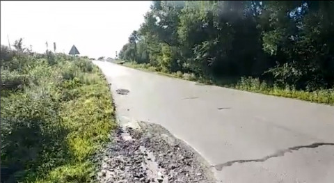 «По пояс можно уйти»: глубокая яма на дороге пугает приморцев