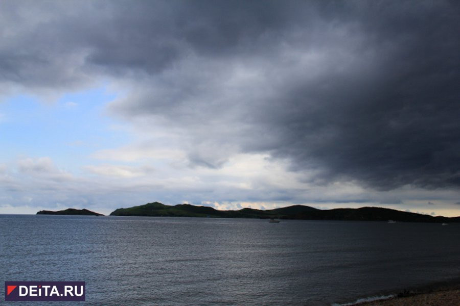 Суда спасаются от идущего на Владивосток шторма