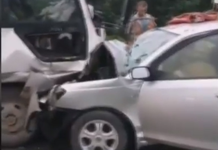 Видео: авто влетело в лоб пассажирскому автобусу