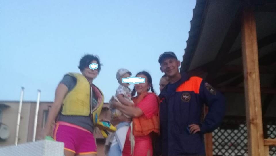 Беременная женщина и грудной ребенок попали в водяной плен