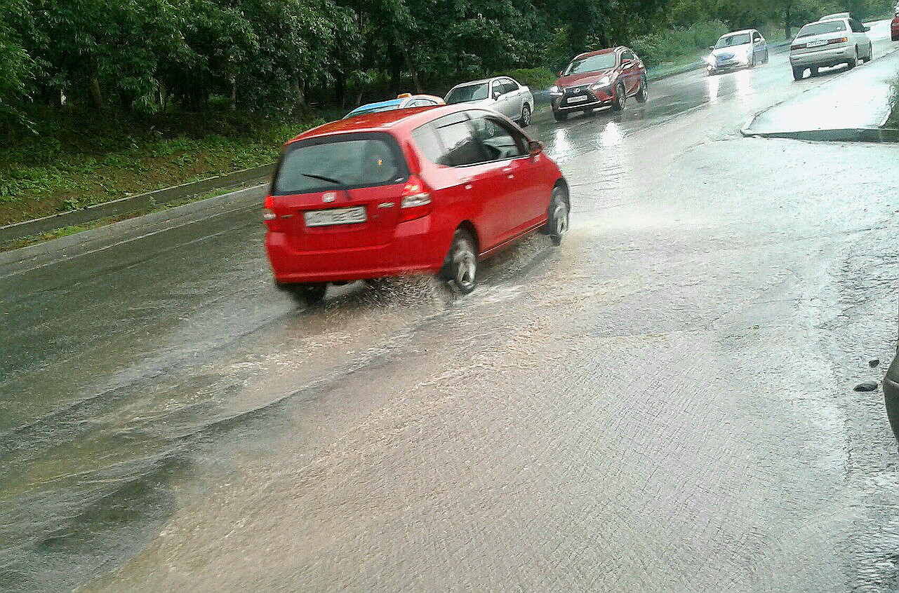 Во Владивостоке «тонут» автомобили и пешеходы уже во всех районах города
