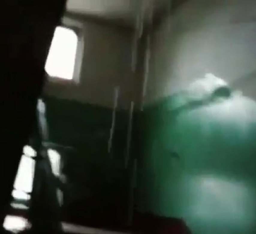 Дождь на щитки: вода льет в подъезды и квартиры приморцев