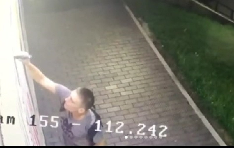 Вандал испоганил стену маркером и попал на видео