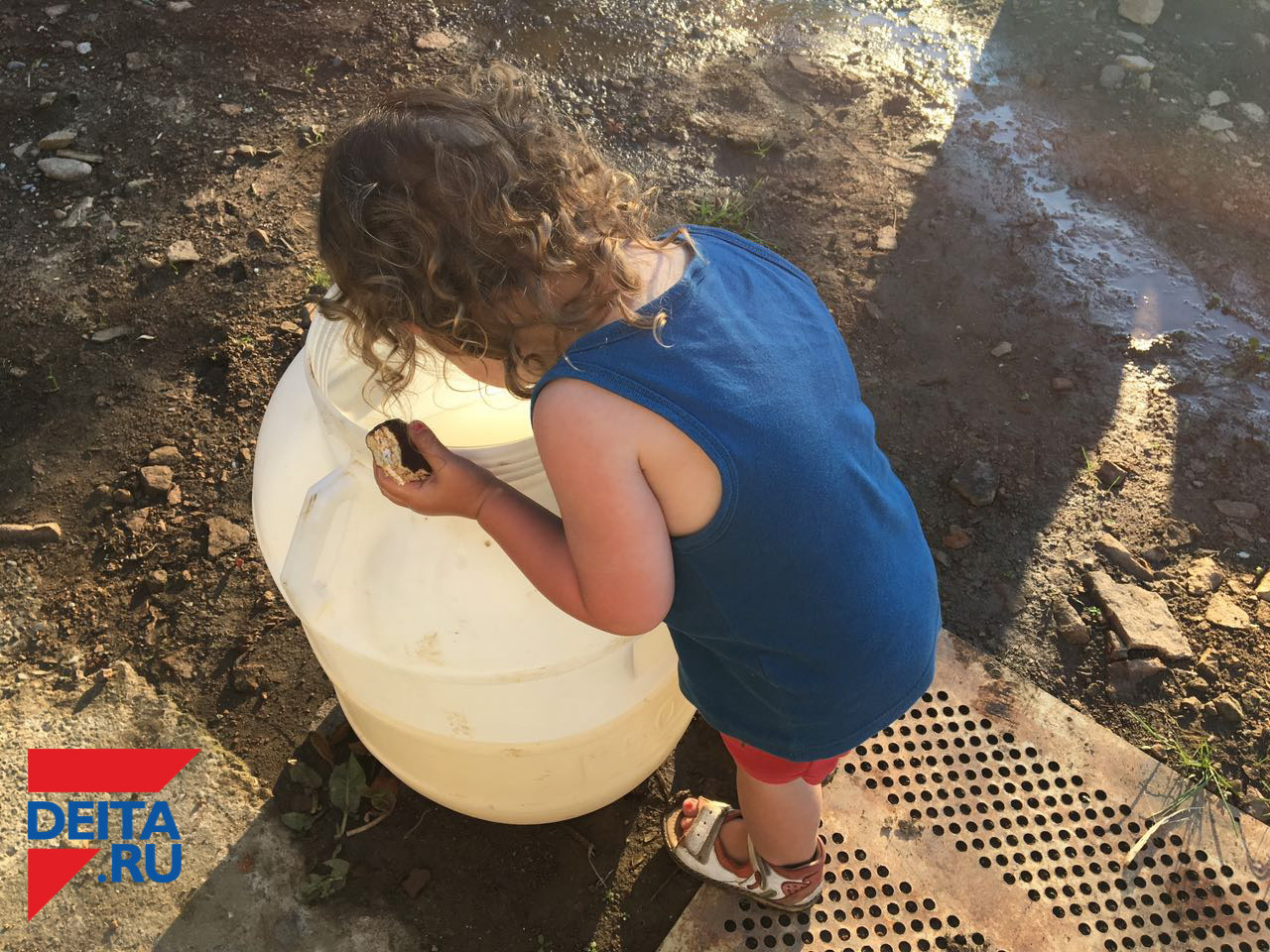 Ливень утопил двор: люди месят грязь в кирзовых сапогах