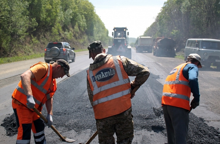 Приморские дороги асфальтируют даже здесь