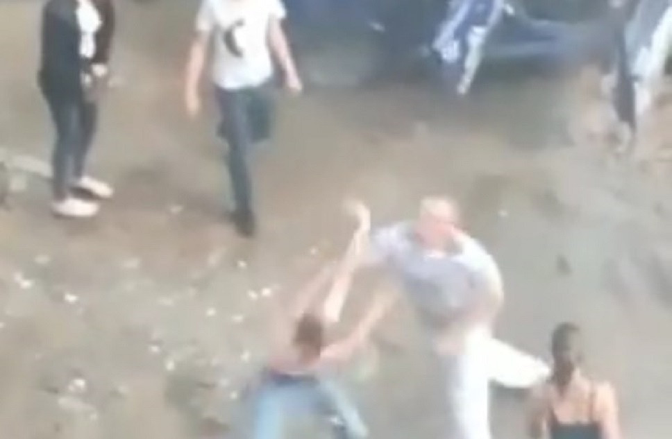 Битва поколений: пьяные подростки напали на беременную но получили отпор