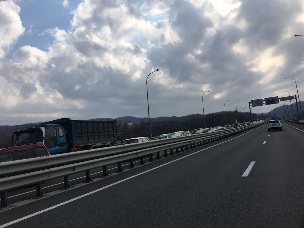 Владивостокцы нашли интересный альтернативный способ передвижения в дождь