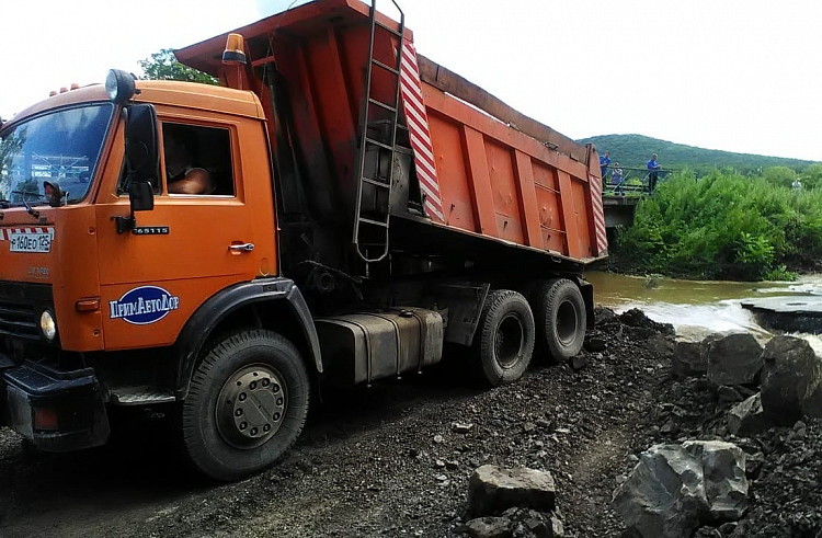 Размытый водой смоляниновский мост восстанавливают