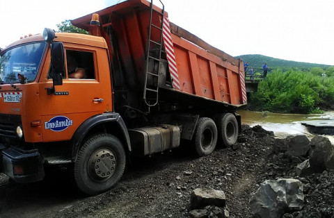 Размытый водой смоляниновский мост восстанавливают