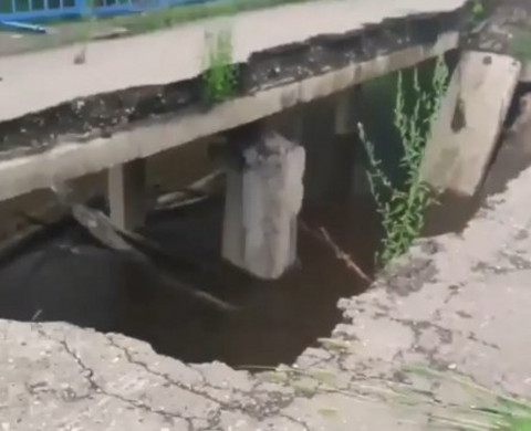 Проезда нет: в Приморье обвалился мост и размыло дорогу