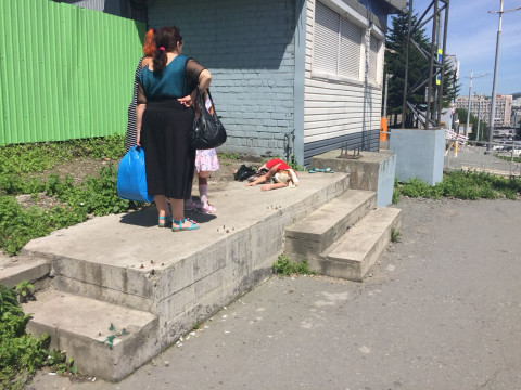 Женщина упала без чувств на остановке во Владивостоке