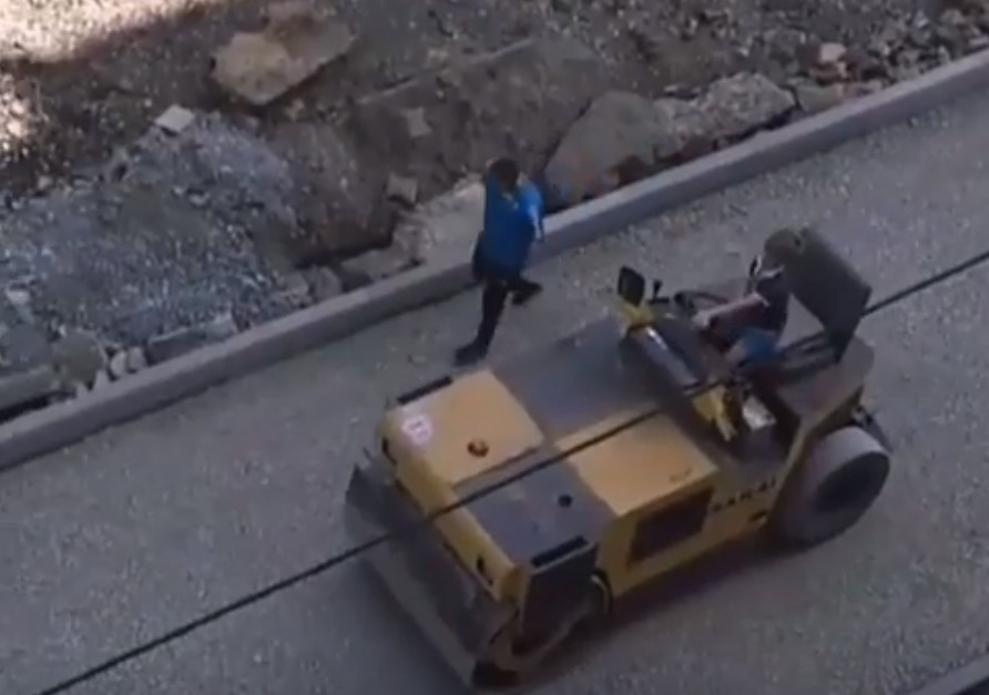 Ребенка за рулем дорожной техники заметили во Владивостоке