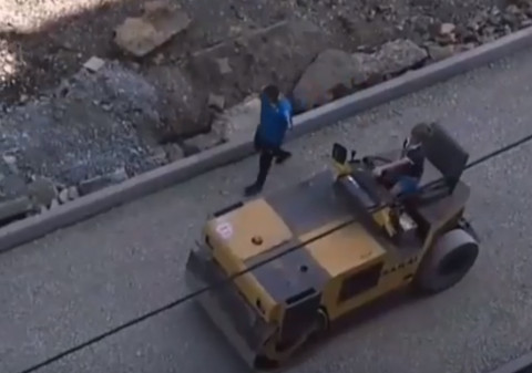 Ребенка за рулем дорожной техники заметили во Владивостоке