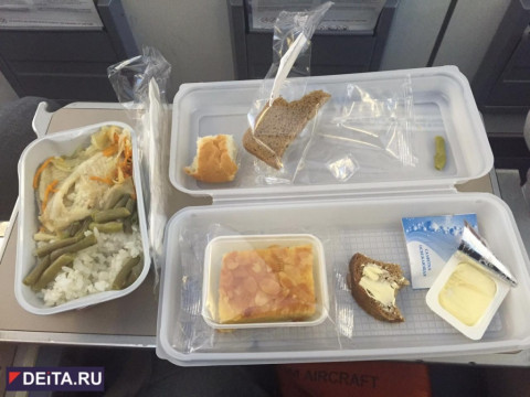 Сырым мясом хотели накормить мужчину в самолете