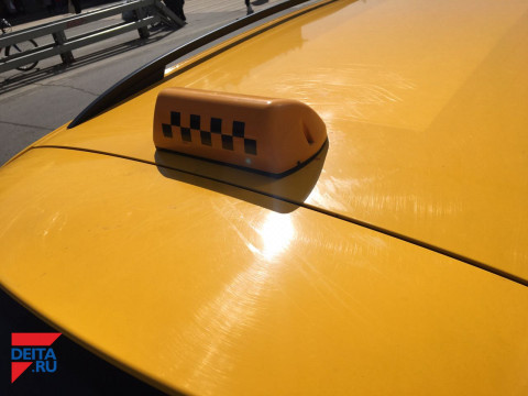 Фура перевернулась, придавив машину «Такси», во Владивостоке