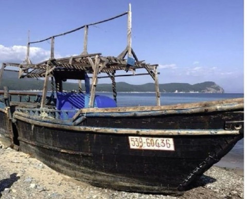 Таинственную шхуну прибило к приморским берегам