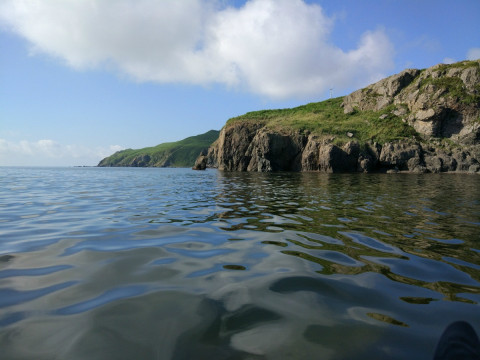 Женщина разбилась, упав со склона на острове