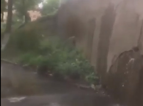 Горячий фонтан бьет из подпорной стены во Владивостоке