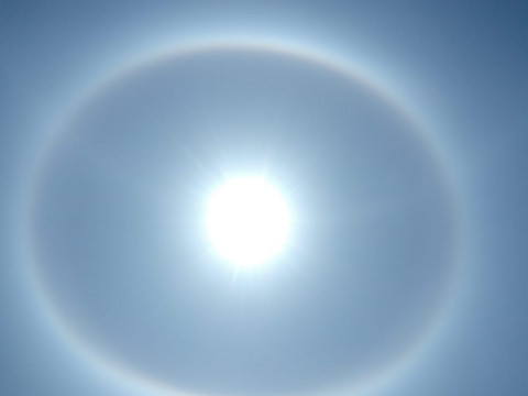 Радуга вокруг солнца: необычное природное явление продолжает удивлять приморцев