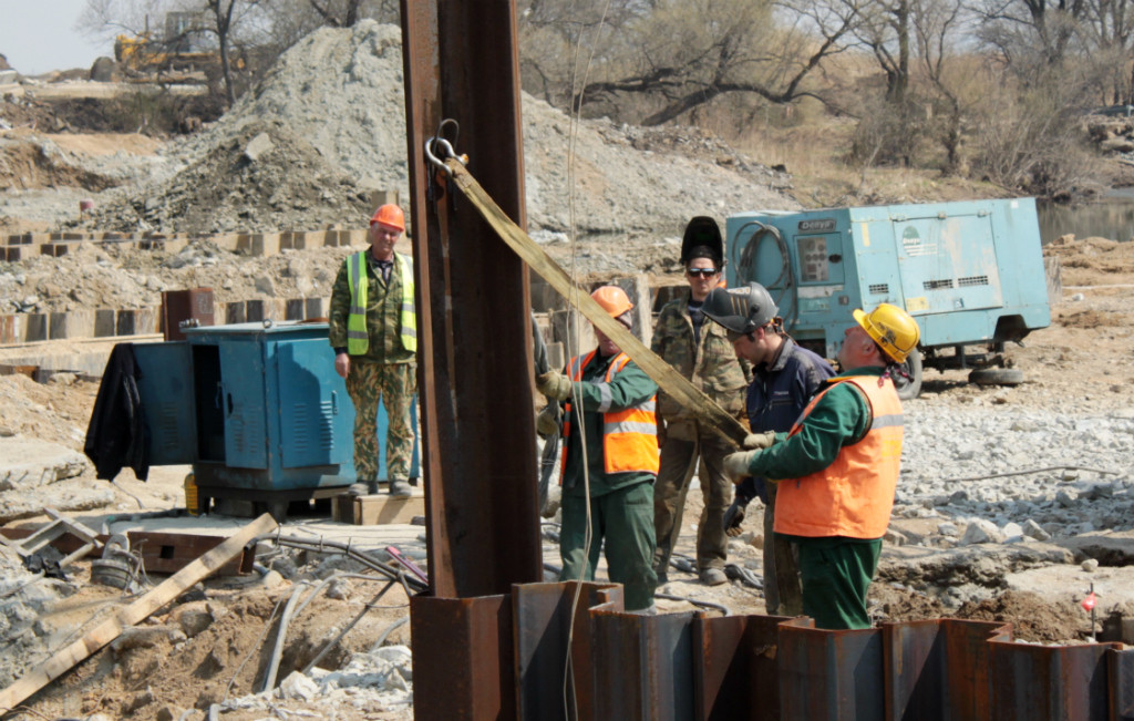 Бедная Кроуновка: дорогу затопило, машинам не проехать