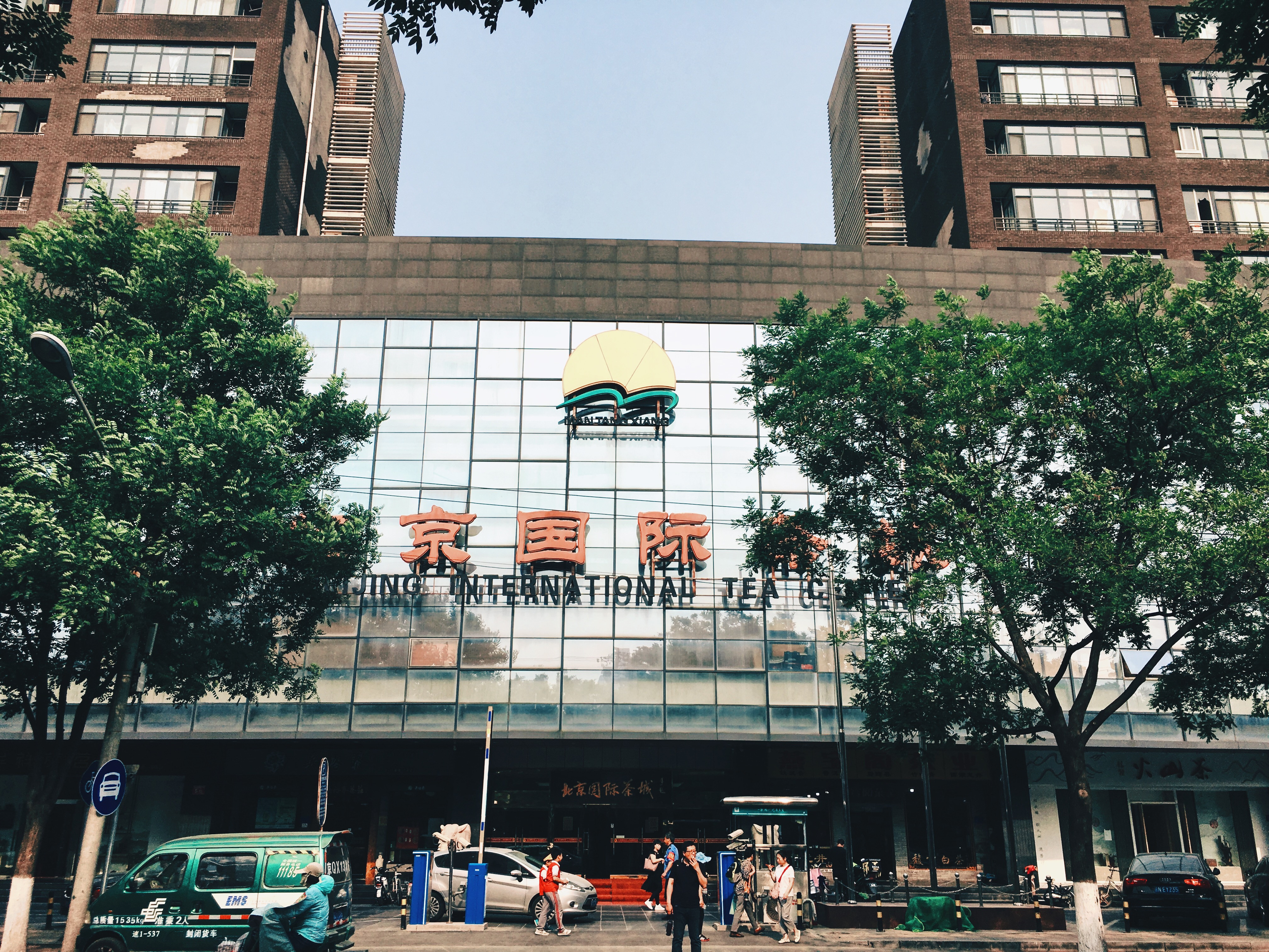 Двухсотметровый небоскреб накренился из-за землетрясения