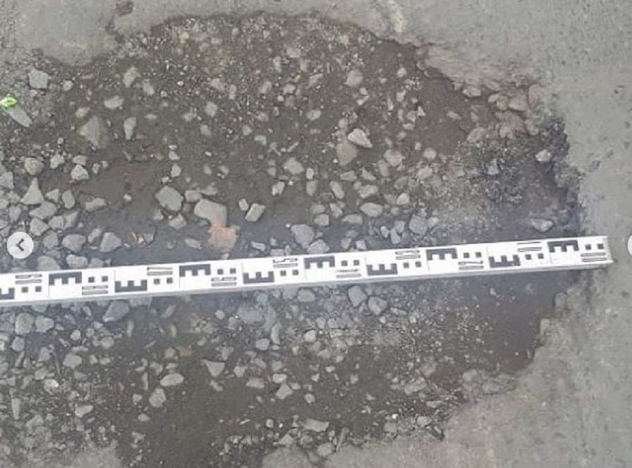 Не поленились: люди измерили зияющие дыры дорог Владивостока